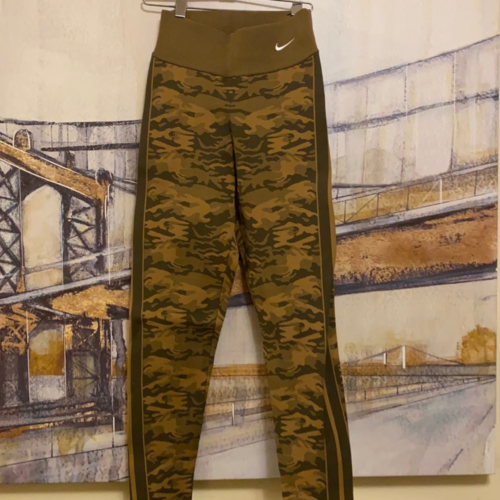 Nike camo leggings